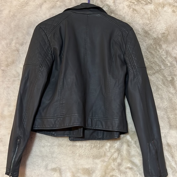 Simply styled jacket. - Picture 2 of 7